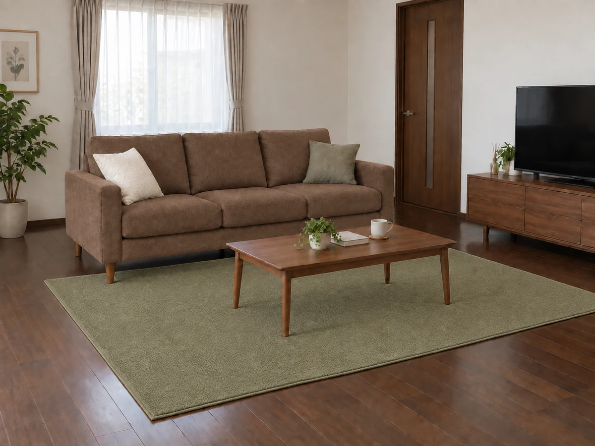 濃い茶色の床にブラウンソファとオリーブの無地ラグを合わせた配色例